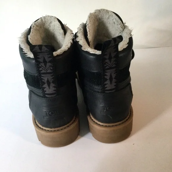 Toms Women's Black Leather Warm Chic Fashion Ankle Boots Brass Eyelets Size 8 - Picture 2 of 7